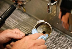 Способы чистки кофемашины: что нужно знать и как действовать