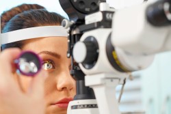 Почему стоит обратиться в офтальмологический центр ТРИЗ: его преимущества
