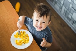 Чем кормить маленького ребенка: составляем сбалансированный рацион