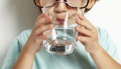 Питьевая вода для ребенка: достоинства, разновидности и критерии выбора