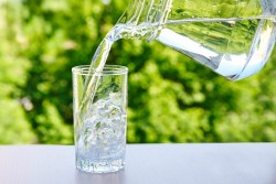 Полезные советы по выбору питьевой воды: как действовать 