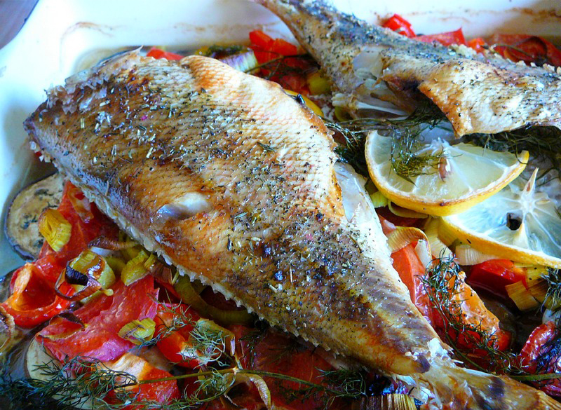 Вкусное блюдо из рыбы на овощной подушке