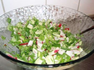 Салат из редиски и огурцов