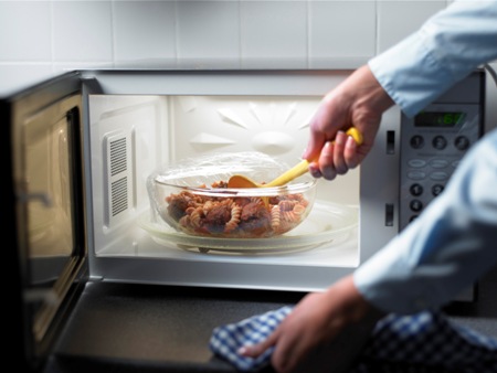 Как нужно правильно мыть микроволновую печь