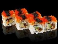 Нигири-суши с рыбой и красной икрой