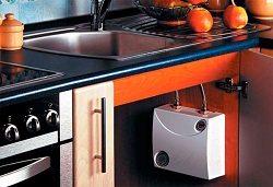 Проточный водонагреватель на кухне: преимущества устройства и правила его установки