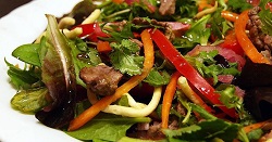 Салат из говядины: ингредиенты и особенности приготовления