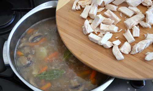 Суп с куриным мясом и грибами