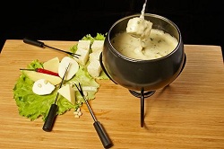 Современное блюдо из Швейцарии сырное фондю