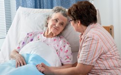 Как правильно ухаживать за лежачими больными: полезные советы